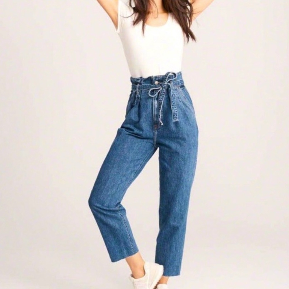 Abercrombie & Fitch Paperbag High Waisted Mom Jeans (2R) | NWOT